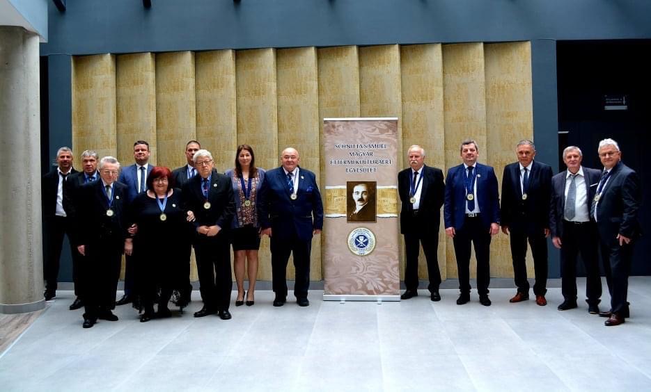 4F1F8373 4B3E 4EA0 9648 FE2B5A18EA55